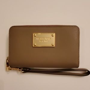 Michael Kors clutch/wallet